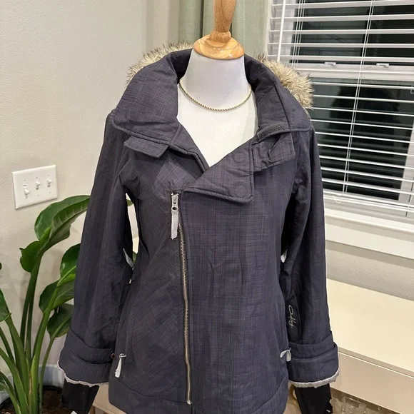 Oakley Gretchen Bleiler Signature Series Insulated Ski Snow Jacket - Picture 3 of 12